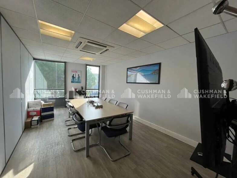 11-13 Avenue Andre Roussin, Marseille for lease - Building Photo - Image 3 of 22