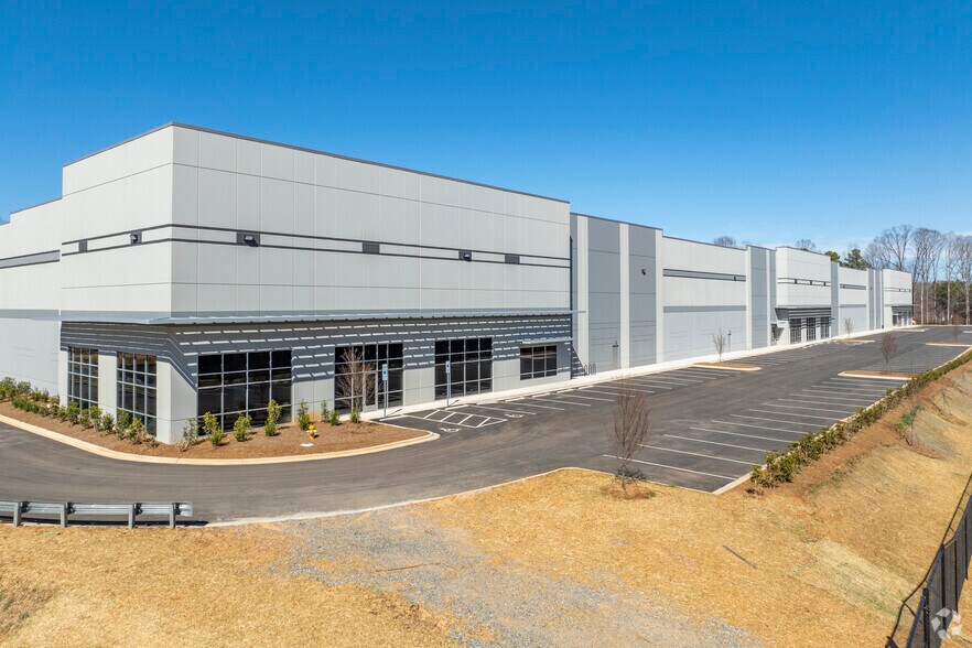 13015 Jamesburg Dr, Huntersville, NC for lease - Primary Photo - Image 1 of 7