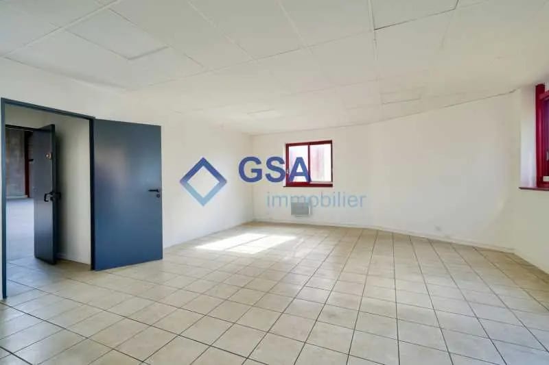 Office in Bondoufle for lease - Interior Photo - Image 2 of 5