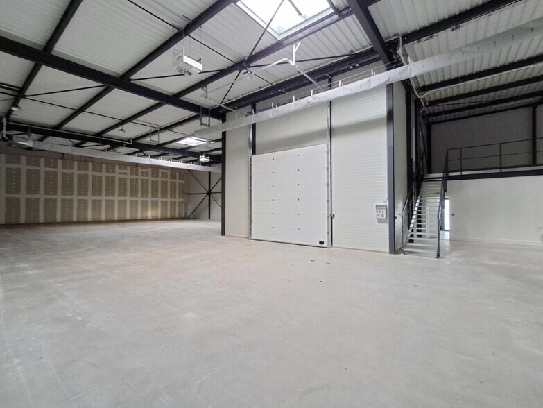 Flex in Janneyrias for lease - Building Photo - Image 1 of 7