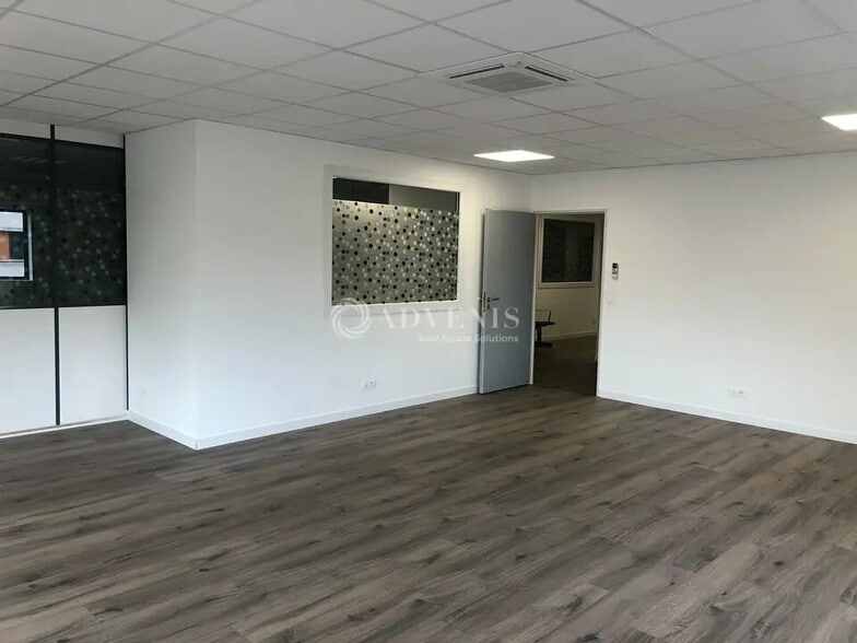 Office in Meyzieu for lease - Building Photo - Image 3 of 12