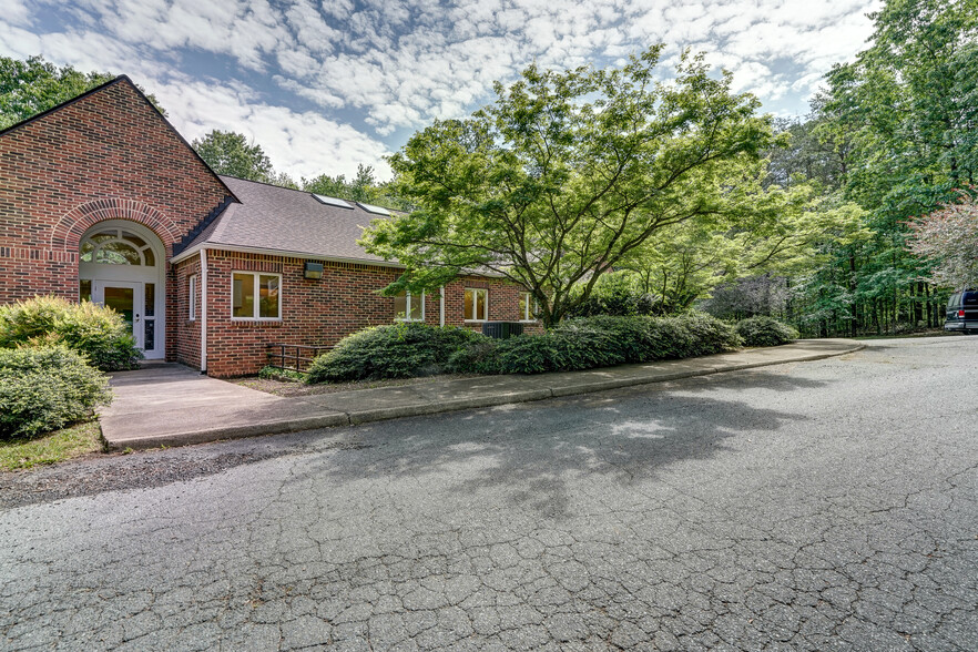 690 Bent Oaks Dr, Earlysville, VA à vendre - Photo du bâtiment - Image 1 de 1