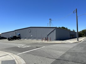 Warehouse with Large Fenced Yard - Entrepôt