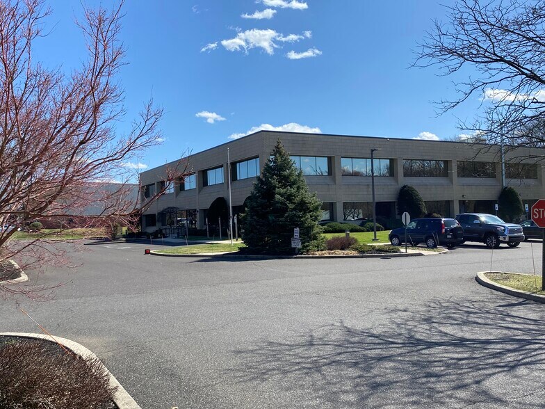 2800 Crystal Dr, Hatfield, PA à vendre - Photo du bâtiment - Image 2 de 8