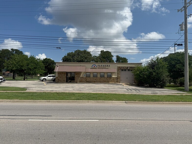 1112 W University Ave, Georgetown, TX à louer - Photo du bâtiment - Image 1 de 4