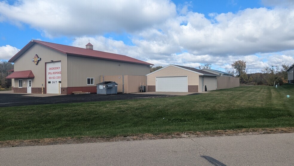 W4559 Lakepark Dr, Fond Du Lac, WI à vendre - Photo du bâtiment - Image 2 de 5