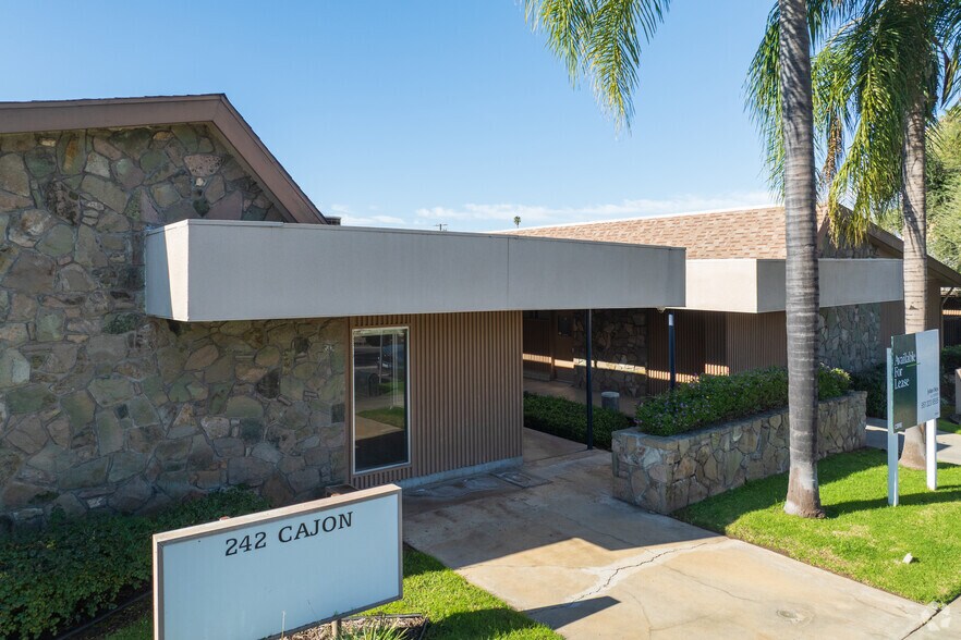 242 Cajon St, Redlands, CA à louer - Photo du bâtiment - Image 2 de 6