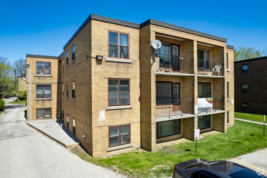 27 Hotspur Rd, Toronto, ON à vendre - Photo du bâtiment - Image 3 de 22