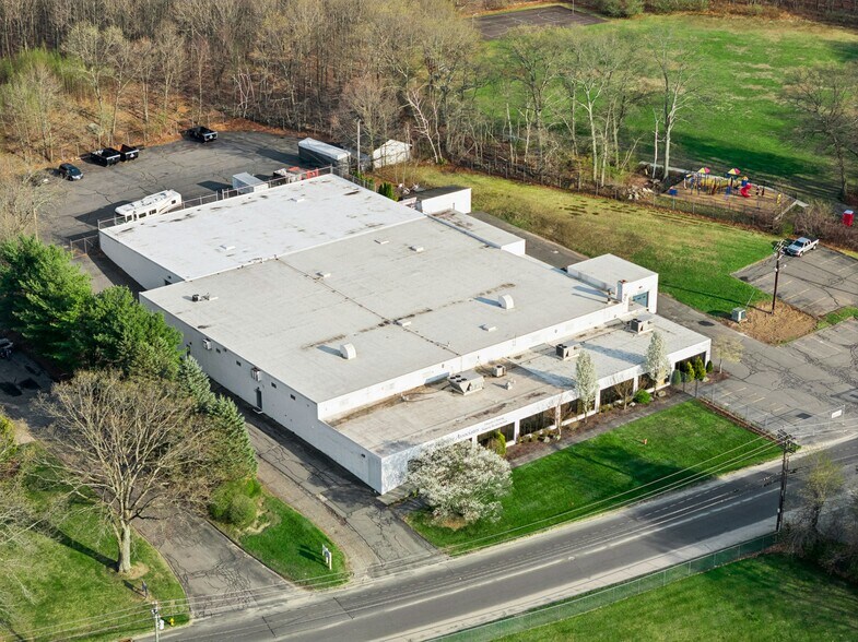 266 Brookside Rd, Waterbury, CT à vendre - Photo du bâtiment - Image 3 de 20