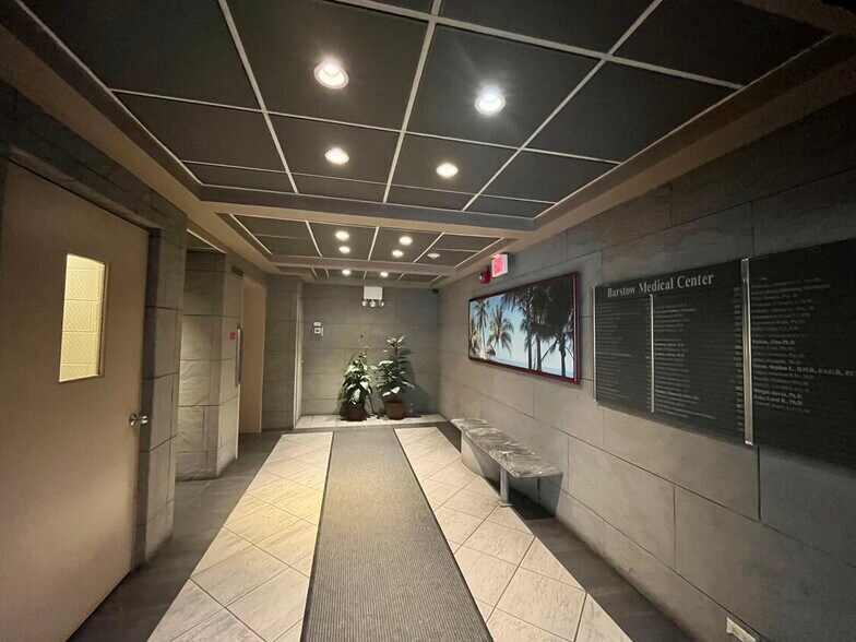 29 Barstow Rd, Great Neck, NY à louer - Hall d’entrée - Image 3 de 6