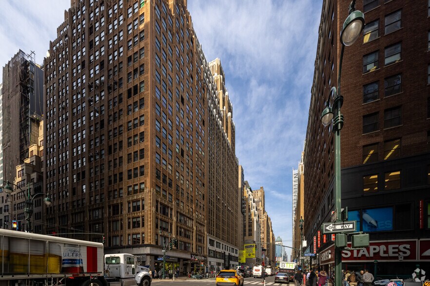 519 Eighth Ave, New York, NY à louer - Photo du bâtiment - Image 2 de 7