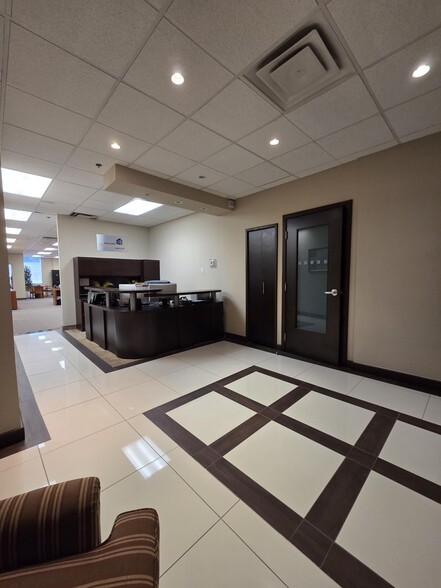 4360 Ch de la Côte-de-Liesse, Mt Royal, QC for lease - Building Photo - Image 3 of 19
