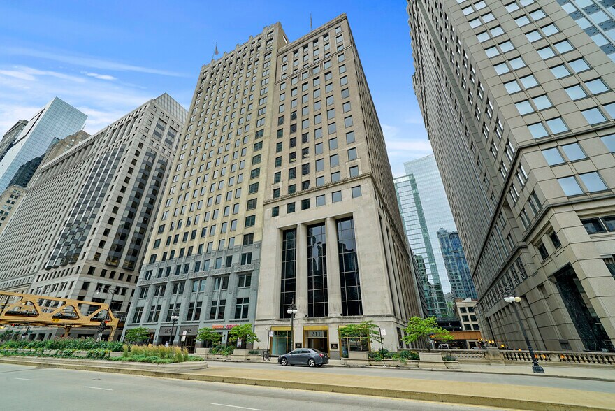 211 W Wacker Dr, Chicago, IL à vendre - Photo du bâtiment - Image 1 de 27