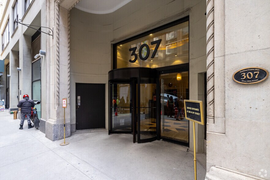 307 W 38th St, New York, NY à louer - Photo du bâtiment - Image 3 de 22