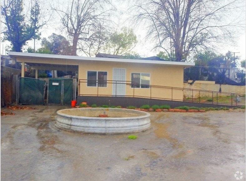 2010 E Route 66, Glendora, CA à vendre - Photo du bâtiment - Image 2 de 12