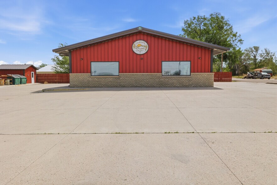 515 W 5th St, Pine Bluffs, WY à vendre - Photo du bâtiment - Image 2 de 25