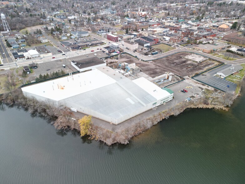 38 E Messenger St, Rice Lake, WI à vendre - Photo du bâtiment - Image 3 de 7