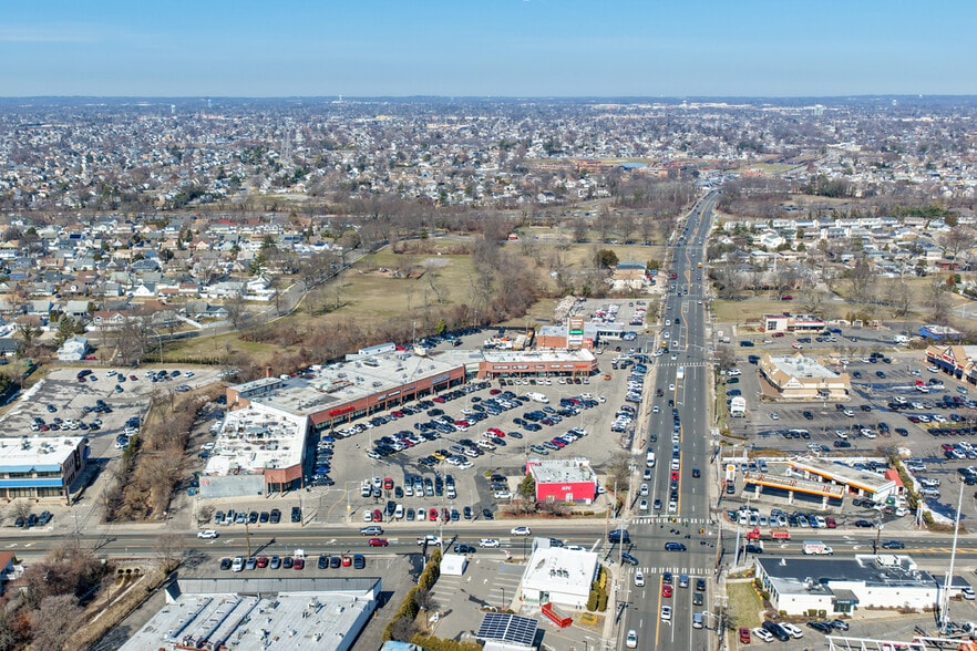1170-1194 Wantagh Ave, Wantagh, NY for lease - Building Photo - Image 3 of 3