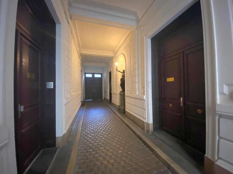 Rue Edouard Delanglade, Marseille for sale - Lobby - Image 2 of 6