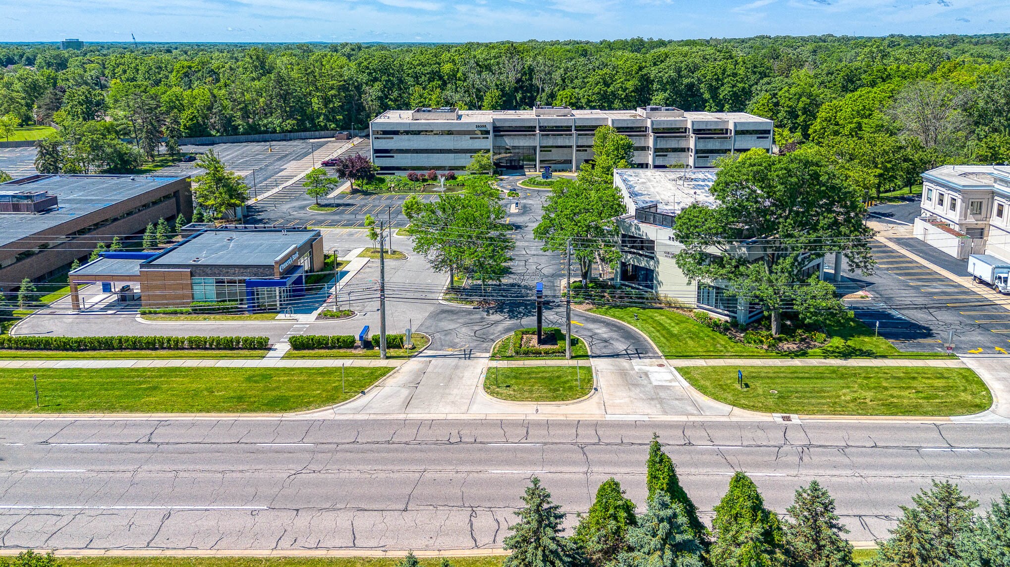 29355 Northwestern Hwy, Southfield, MI for lease Primary Photo- Image 1 of 7