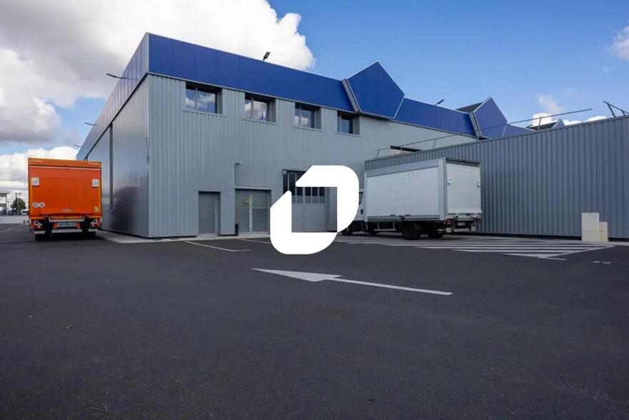 Office in Vaux-le-Pénil for lease - Building Photo - Image 1 of 21