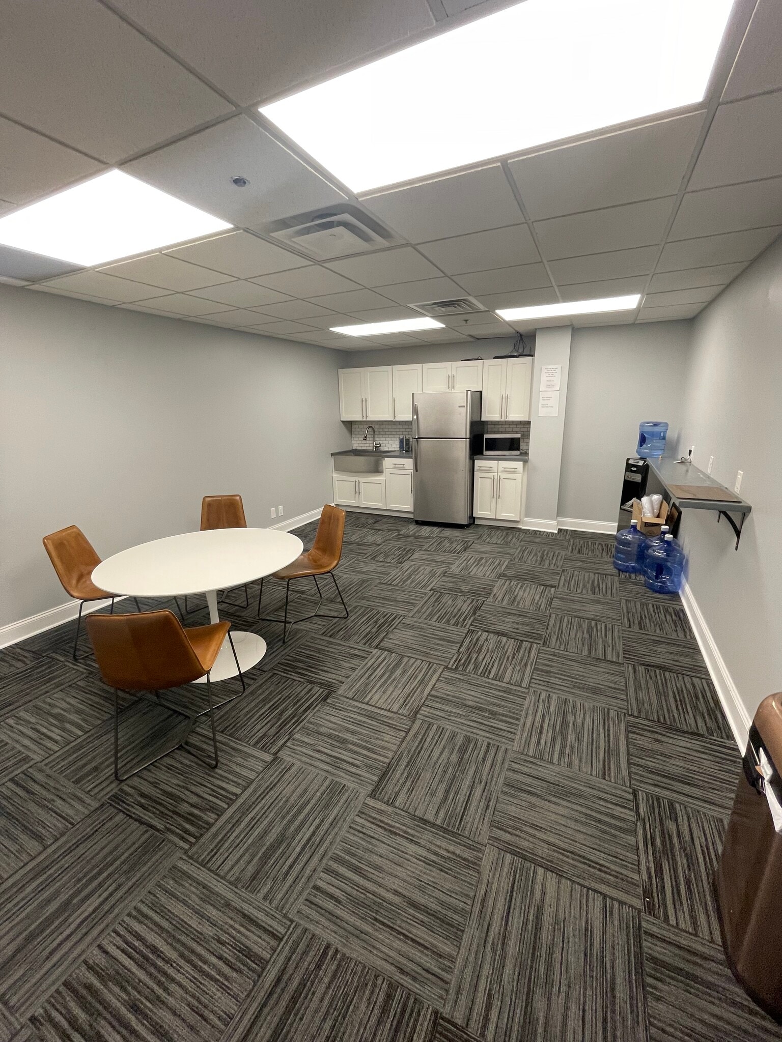 349 W Commercial St, East Rochester, NY à louer Photo intérieure- Image 1 de 2