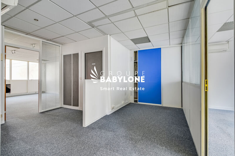 Office in Levallois Perret for lease - Interior Photo - Image 2 of 3