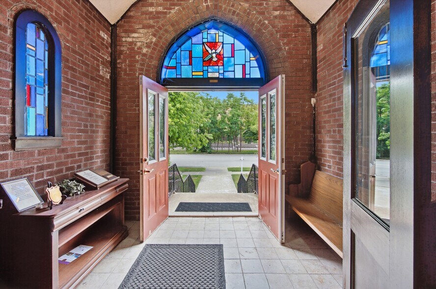 6240 N Avondale Ave, Chicago, IL à vendre - Photo du bâtiment - Image 3 de 59