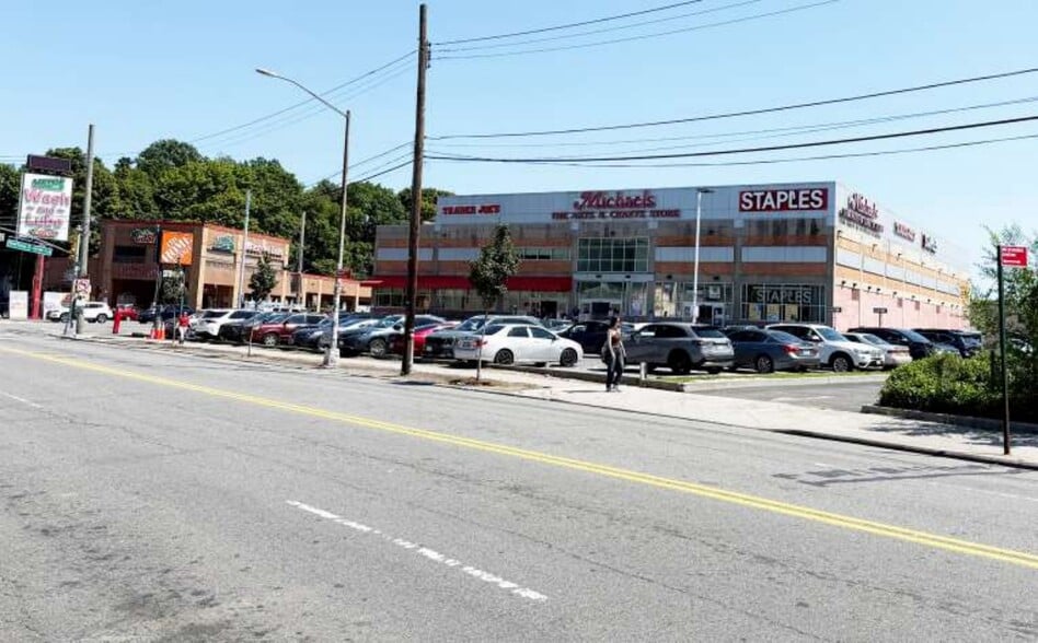9004 Metropolitan Ave, Rego Park, NY for lease - Building Photo - Image 2 of 7
