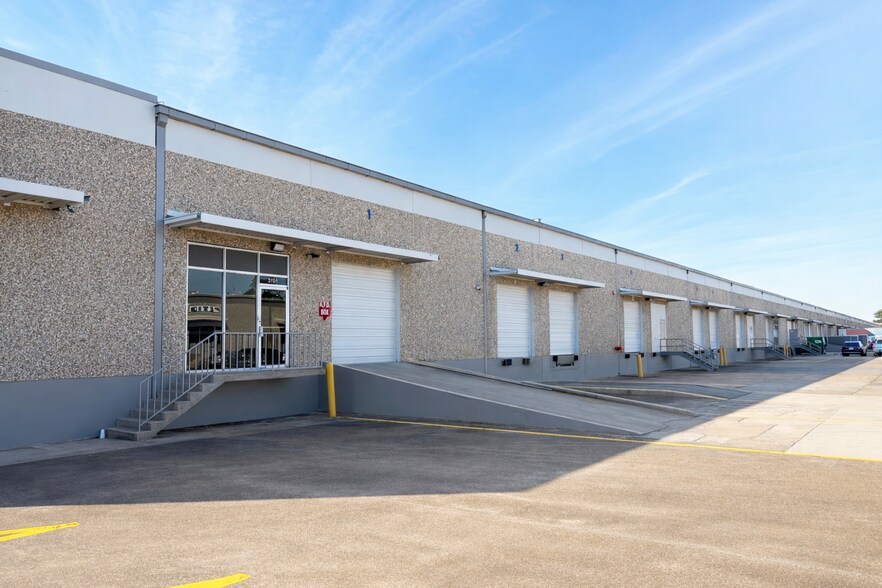 3701-3749 Yale St, Houston, TX for lease - Building Photo - Image 2 of 6