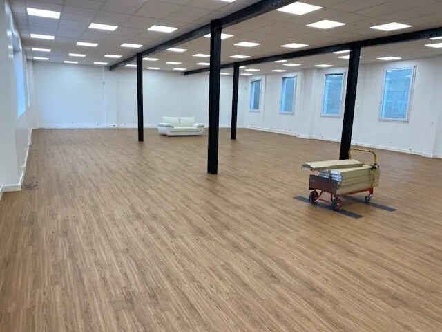 Office in Montreuil for lease - Building Photo - Image 2 of 5