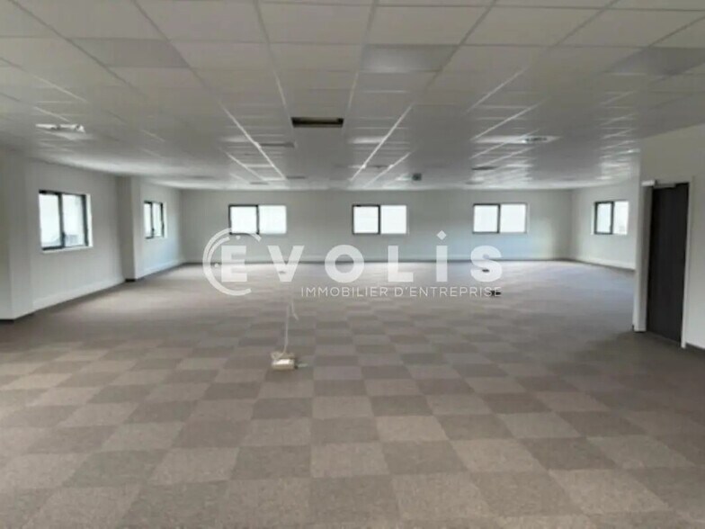 139 Rue Isaac Asimov, Bourgoin-Jallieu à louer - Photo du bâtiment - Image 3 de 40