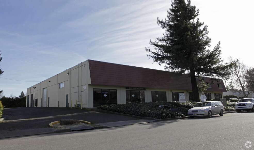 1330 Ross St, Petaluma, CA à louer - Photo du bâtiment - Image 2 de 6