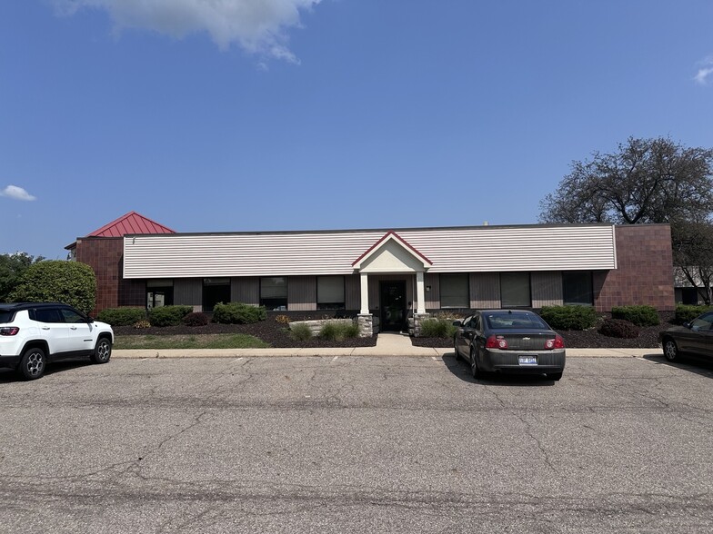 7402 Westshire Dr, Lansing, MI for lease - Building Photo - Image 1 of 8