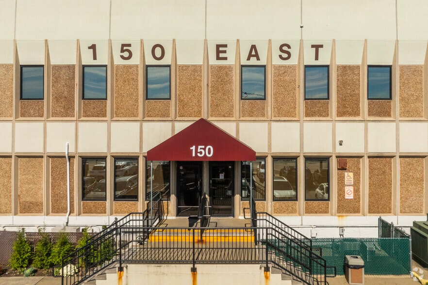 150 E Sunrise Hwy, Lindenhurst, NY for lease - Building Photo - Image 2 of 9