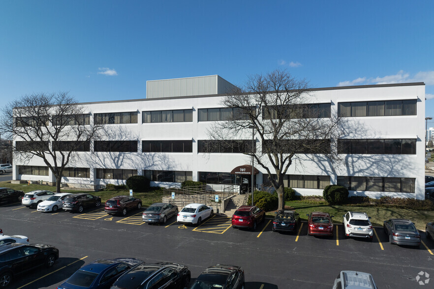 707 Lake Cook Rd, Deerfield, IL for lease - Building Photo - Image 3 of 8