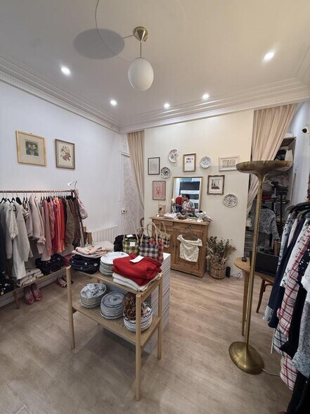 Retail in Paris for lease - Interior Photo - Image 3 of 7