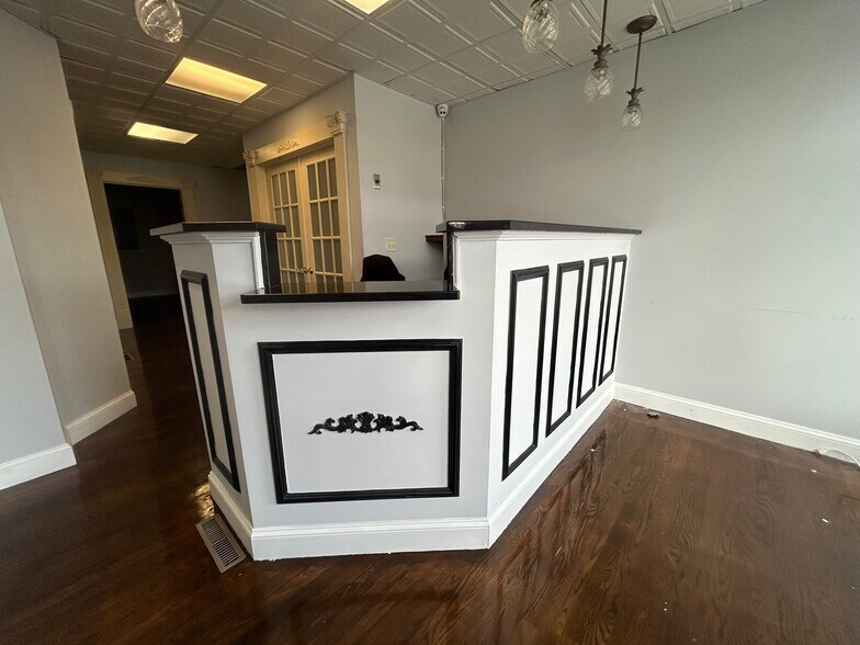609 Newport Ave, Attleboro, MA à louer - Photo du bâtiment - Image 2 de 18