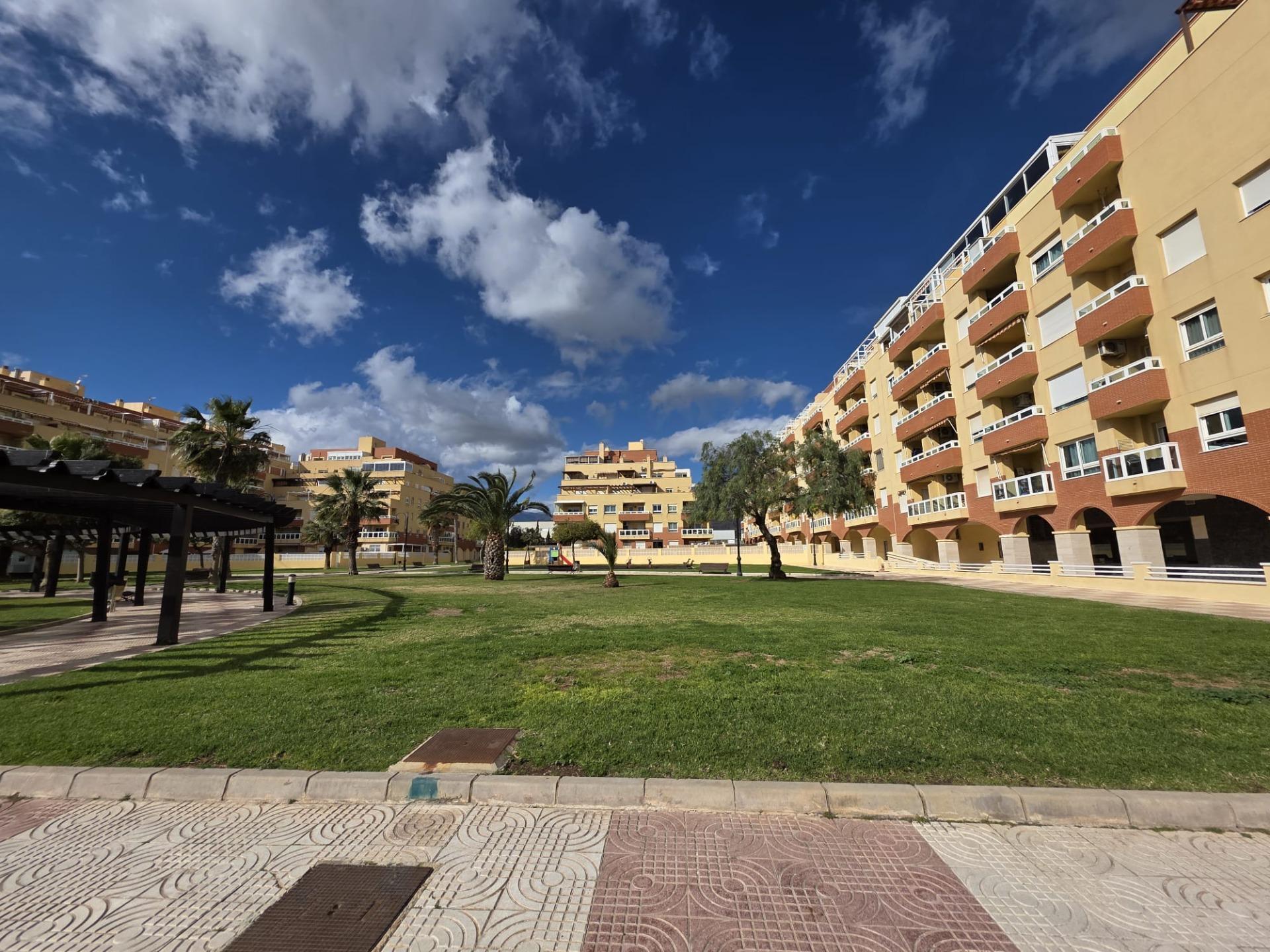 Commerce de détail dans Roquetas de Mar à louer Photo du bâtiment- Image 1 de 10