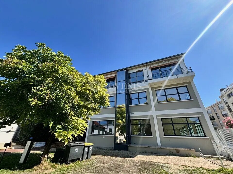 Office in Joinville-le-Pont for lease Building Photo- Image 1 of 11