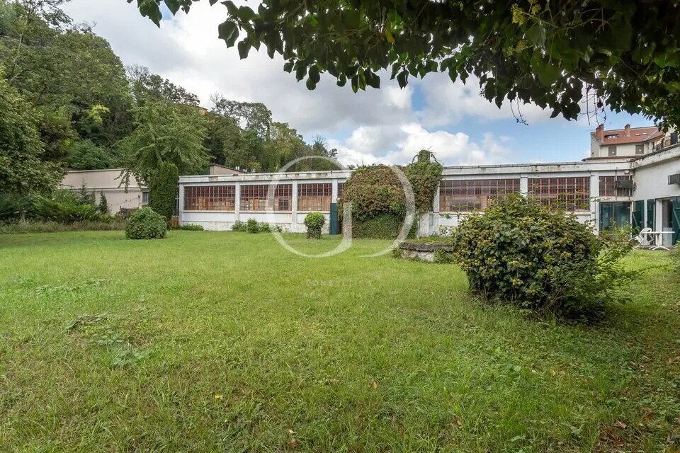 Flex in Lyon for sale Building Photo- Image 1 of 8