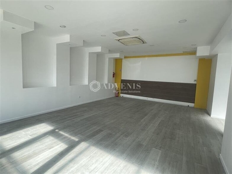 Retail in Tremblay En France for lease - Interior Photo - Image 1 of 8
