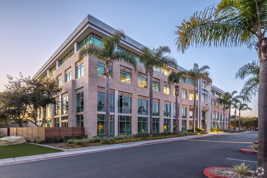 10945 Vista Sorrento Pky, San Diego, CA à louer - Photo du bâtiment - Image 3 de 21