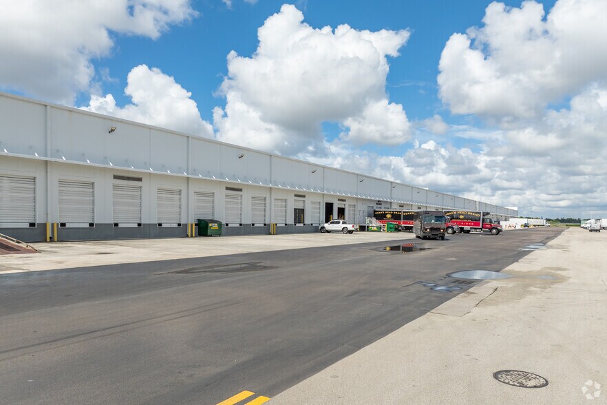 14501 NW 57th Ave, Hialeah, FL à louer - Photo du bâtiment - Image 3 de 5