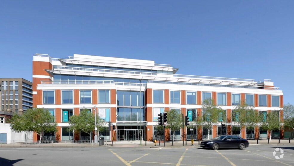 1 London Rd, Staines à vendre - Vidéo aérienne - Image 2 de 13