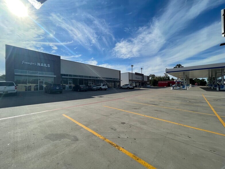 32105 State Highway 249, Pinehurst, TX à louer - Photo du bâtiment - Image 2 de 11