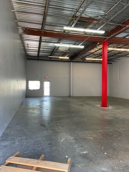 581 105th Ave N, West Palm Beach, FL à vendre - Photo du bâtiment - Image 3 de 6