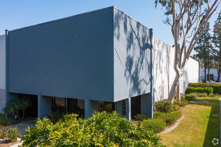 15950-16010 Bloomfield Ave, Cerritos, CA à louer - Photo du bâtiment - Image 2 de 5