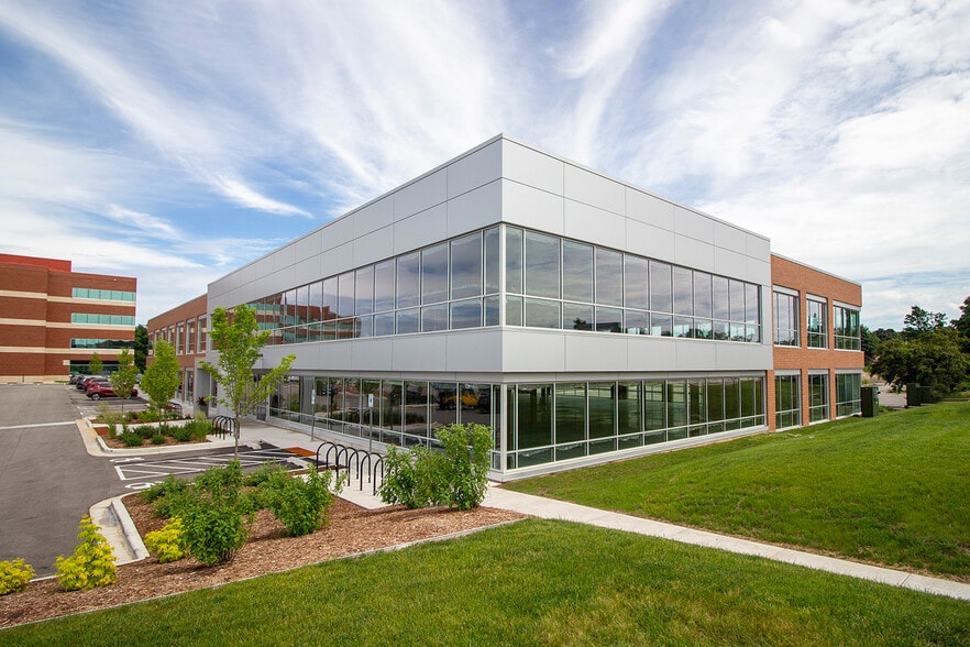 800 N Mayfair Rd, Wauwatosa, WI for lease - Building Photo - Image 2 of 7