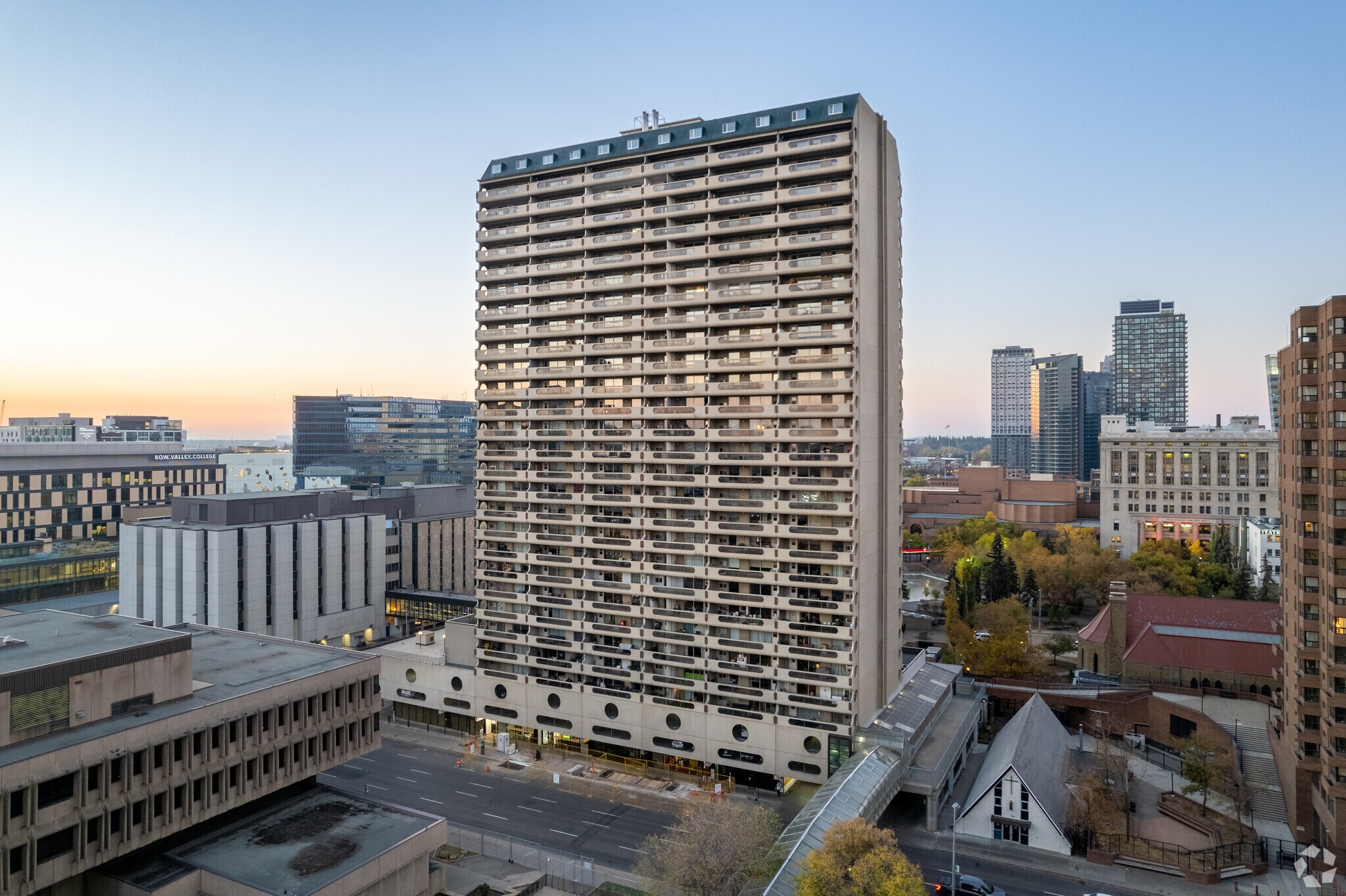 215-221 6 Av SE, Calgary, AB à louer Photo du bâtiment- Image 1 de 11